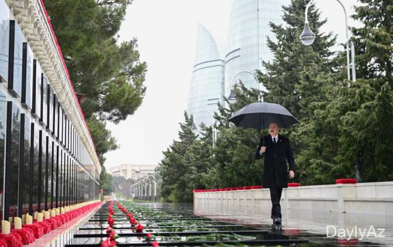 İlham Əliyev 20 Yanvar şəhidlərinin xatirəsini yad etdi 
							 – Fotolar