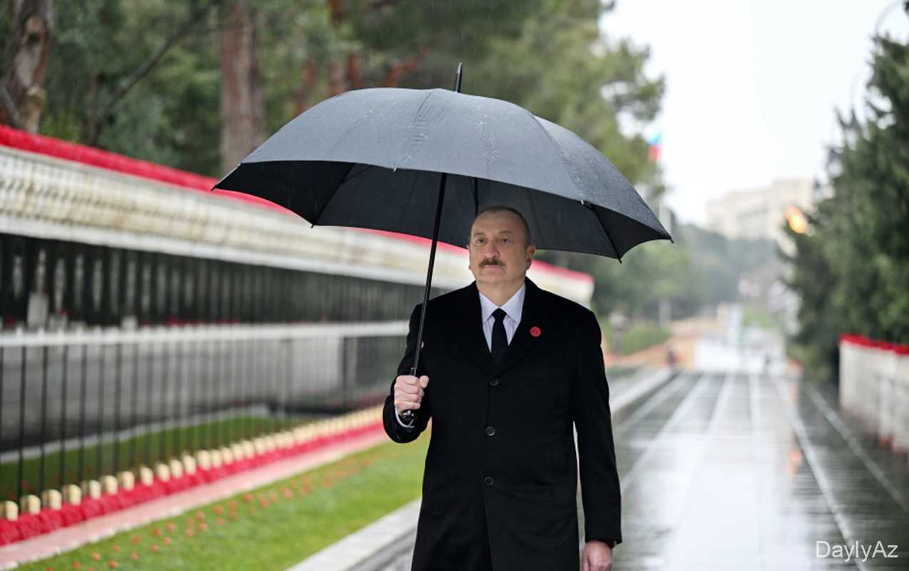 Prezident Şəhidlər xiyabanını ziyarəti ilə bağlı videoçarx paylaşıb