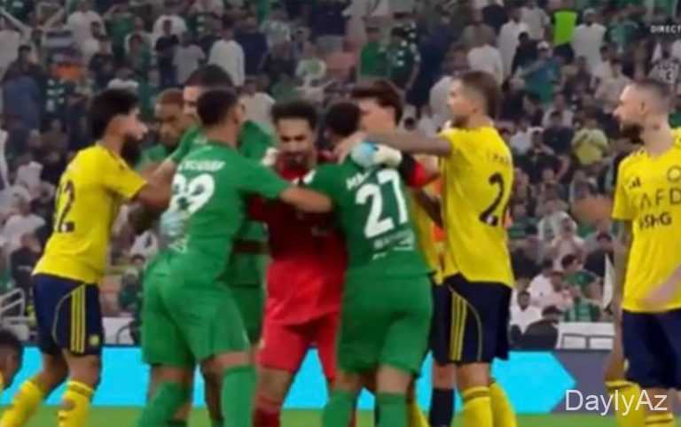 Səudiyyədə futbolçu şillə vurdu və mübahisəyə döndü