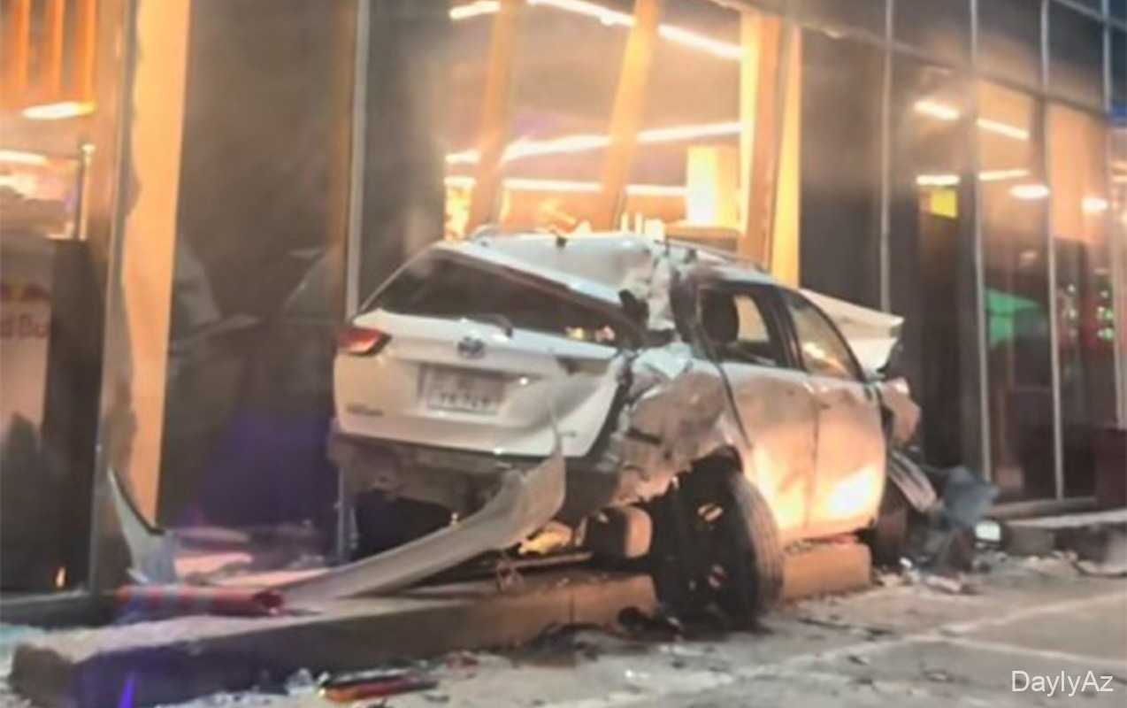 “Toyota” yoldan çıxaraq supermarketə girdi 
							 – Video