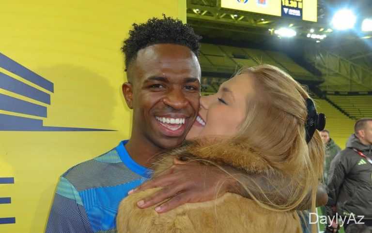 Köynəyində fotosu, ayaqqabısında adı 
							 – Vinisiusa sevgilisindən jest+Fotolar