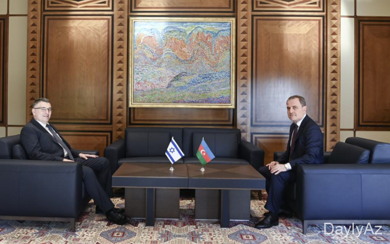 Bayramov İsrail həmkarı ilə müzakirə etməkdədir