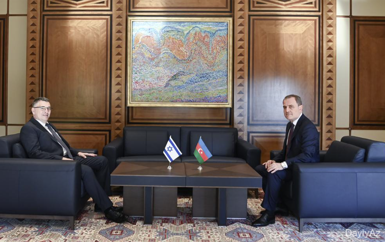 Bayramov İsrail həmkarı ilə müzakirə etməkdədir