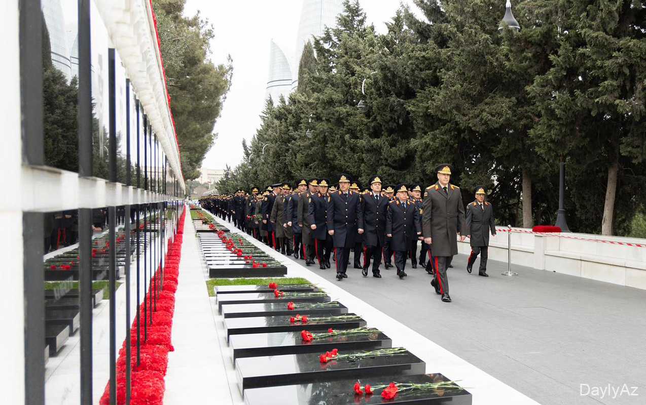 DİN-in şəxsi heyəti Şəhidlər xiyabanını ziyarət etdi 
							 – Video