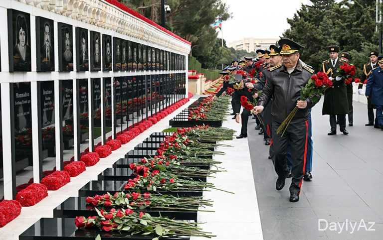 Zakir Həsənov Şəhidlər xiyabanını ziyaret edib