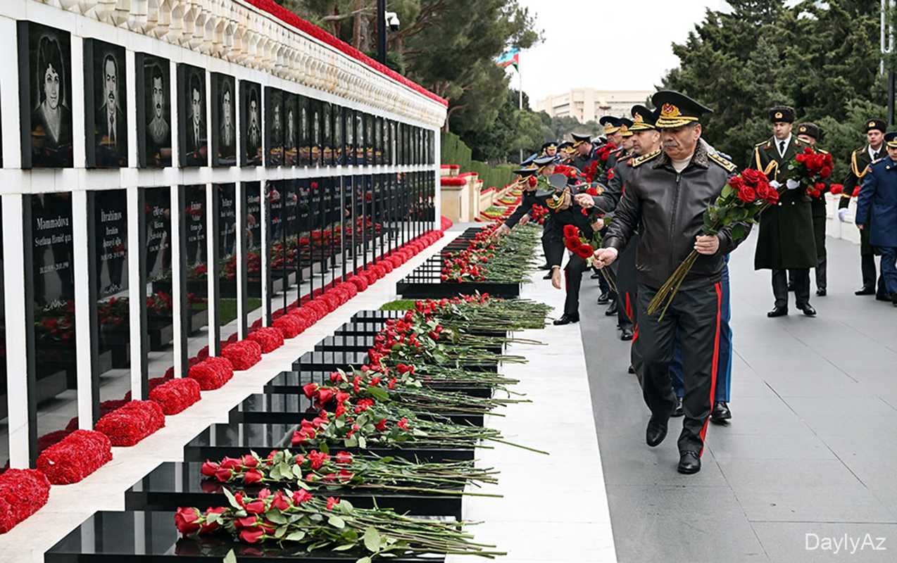 Zakir Həsənov Şəhidlər xiyabanını ziyaret edib