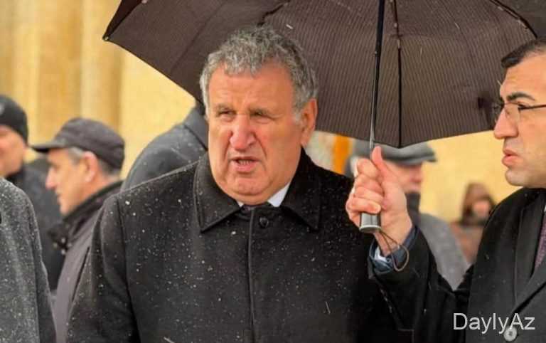 “İşçiyə mənə çətir tutması ilə bağlı söz deməmişəm” 
							 – İsa Həbibbəyli