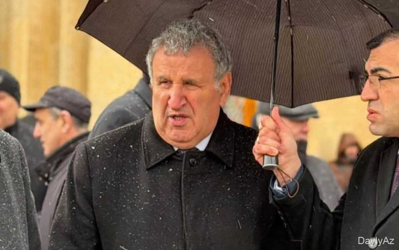 “İşçiyə mənə çətir tutması ilə bağlı söz deməmişəm” 
							 – İsa Həbibbəyli