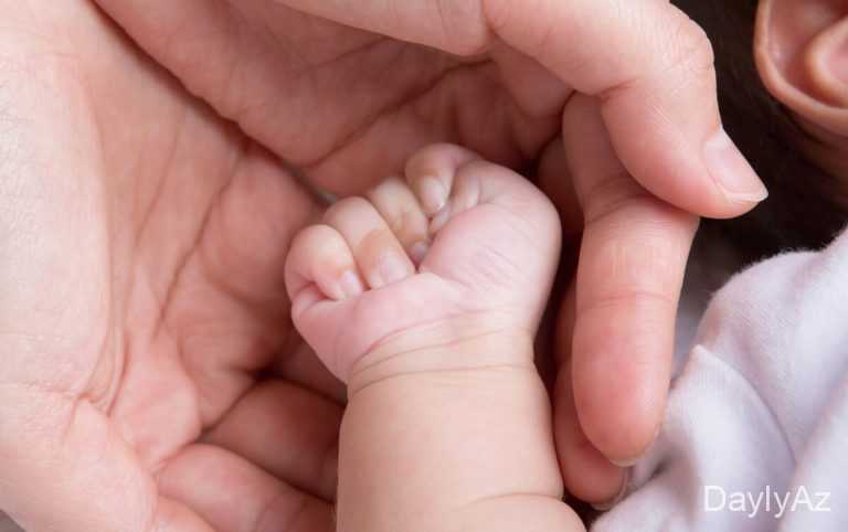 Körpənin təcili dəfn mərasimi keçərkən sağ olduğu müəyyənləşib