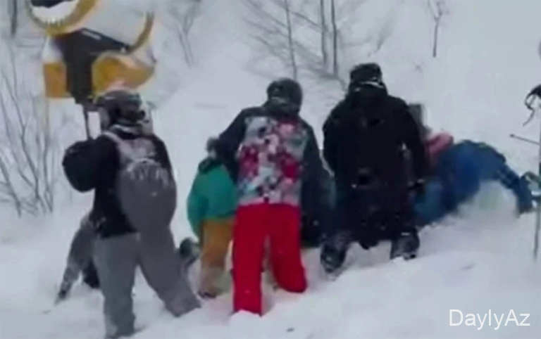 Gürcüstanda turistlər qar uçqunu altında qaldı 
							 – Video