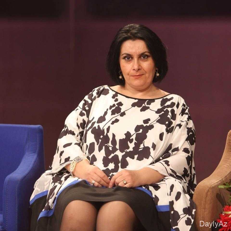 Şəhla Həmidova müğənni olaraq özünə utanırdı

.
