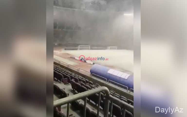 Respublika stadionu qar şəraitində