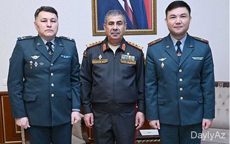 Nazir Qazaxıstanın yeni hərbi attaşesi ilə görüşdü 
							 – Foto