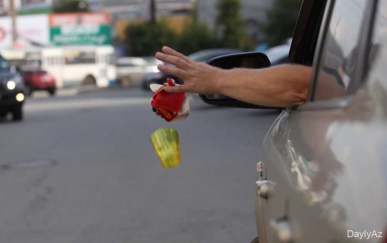 Avtomobildən küçəyə zibil atan sürücü həbsdədir