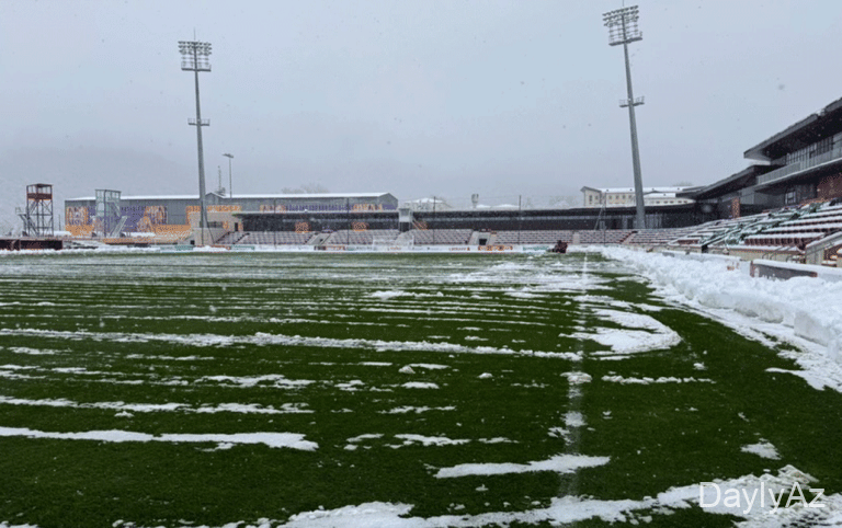 “Qəbələ”nin stadionu qar altında qaldı 
							 – Video