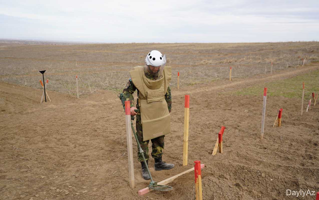 Azad olunan ərazilər minalardan təmizlənir 
							 – Fotolar