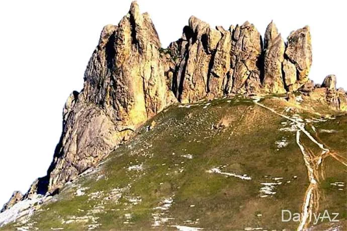 Heydər Baba Dağı – Azərbaycanın Təbii Gözəlliyi və Mədəni İrsinin Zirvəsi