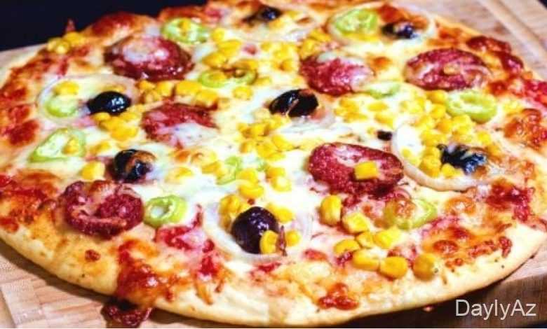 Pizza haqqında ətraflı bələdçi. Tarixi, məşhur növləri, evdə və restoranda hazırlanma üsulları, sağlam pizza seçimləri və mədəni aspektlər haqqında tam məlumat.