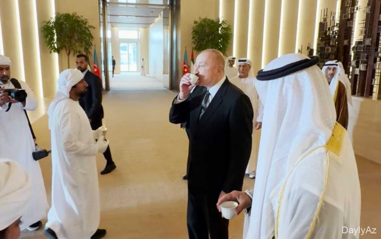 Prezidenti aeroportda simvolik içki ilə qarşıladılar 
							 – Video