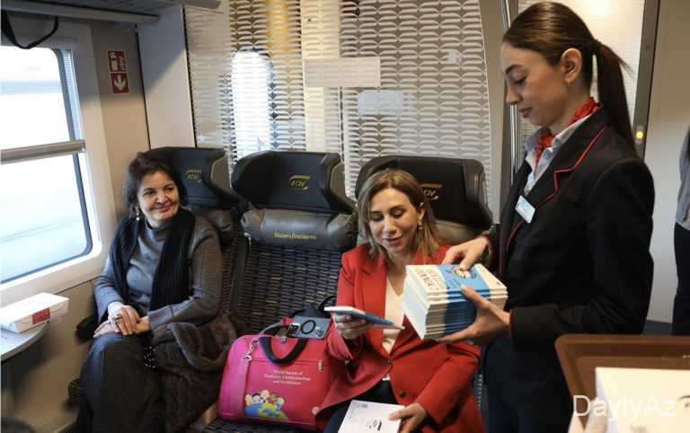 Qatarda sərnişinlərə kitab hədiyyəsi 
							 – Fotolar