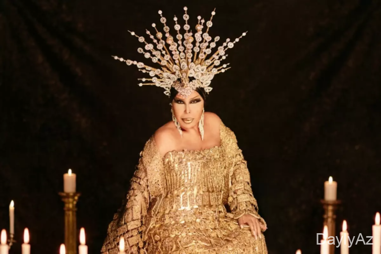 Qızıl Rəngdə Avtomobilini Gətirən Bülent Ersoy Dözülməzdir – FOTO