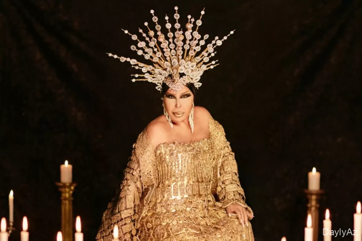 Qızıl Rəngdə Avtomobilini Gətirən Bülent Ersoy Dözülməzdir – FOTO