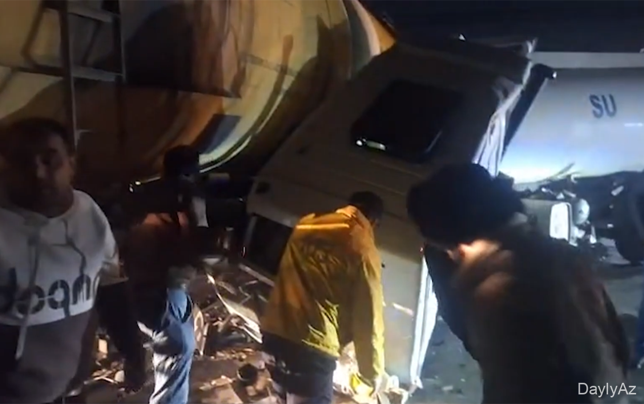 Bakıda yol-nəqliyyat qəzası: Yük maşını qatarla toqquşdu, sürücü öldü