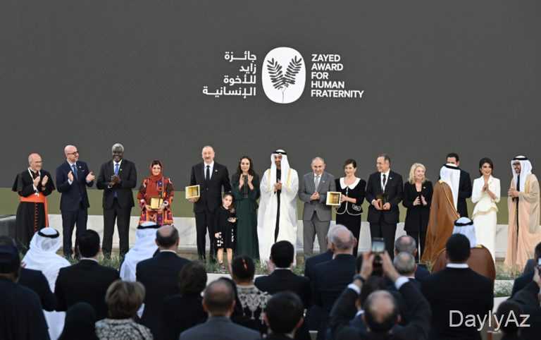 Prezidentin qızı və nəvəsi ilə qatıldığı mərasimdən 
							 – Fotolar