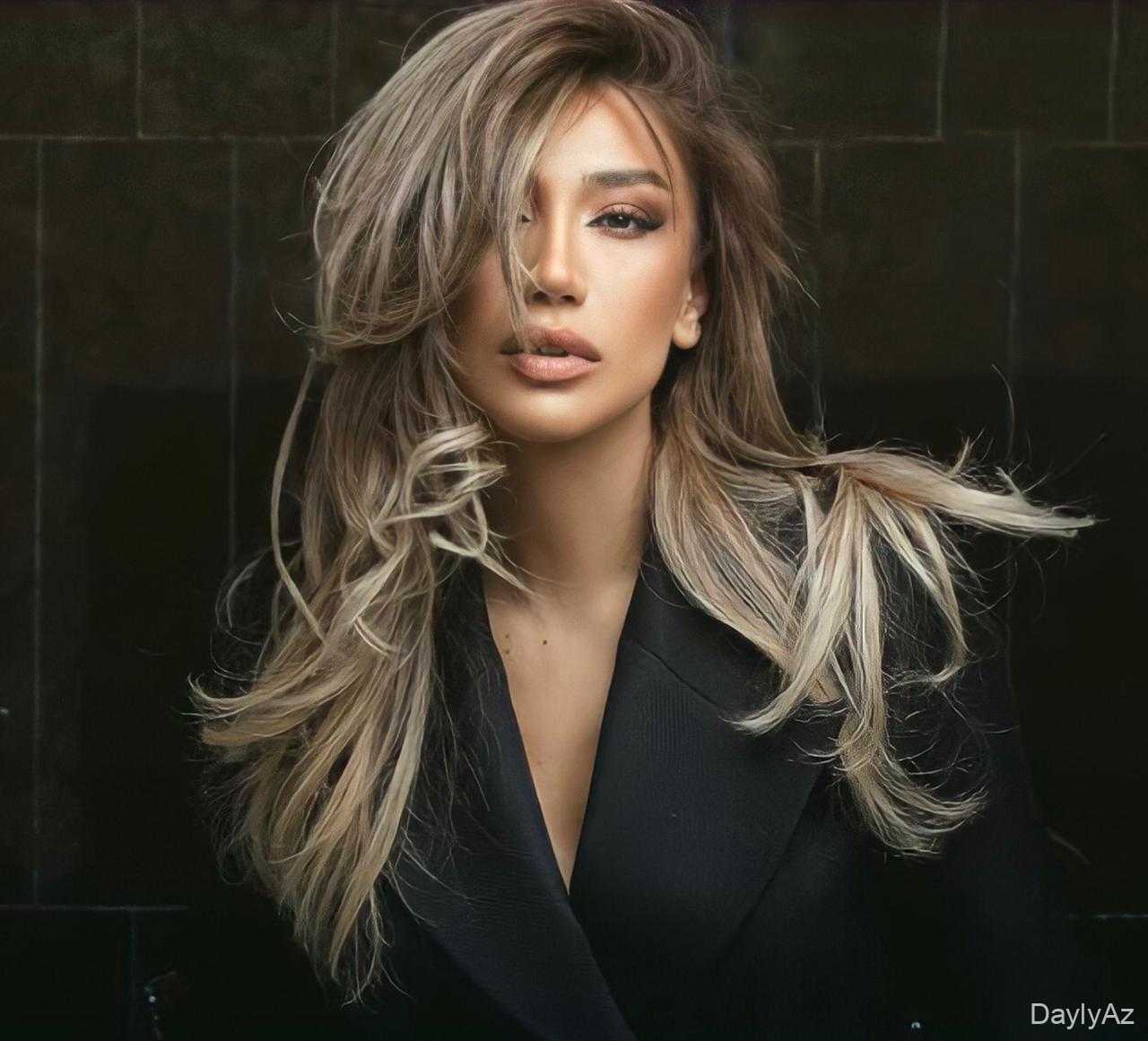 Röya susqunluğunu pozdu: Qardaşı ilə duet.