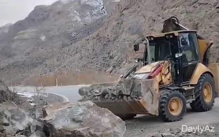 Biçənək yolunda qaya uçqunu 
							 – Video