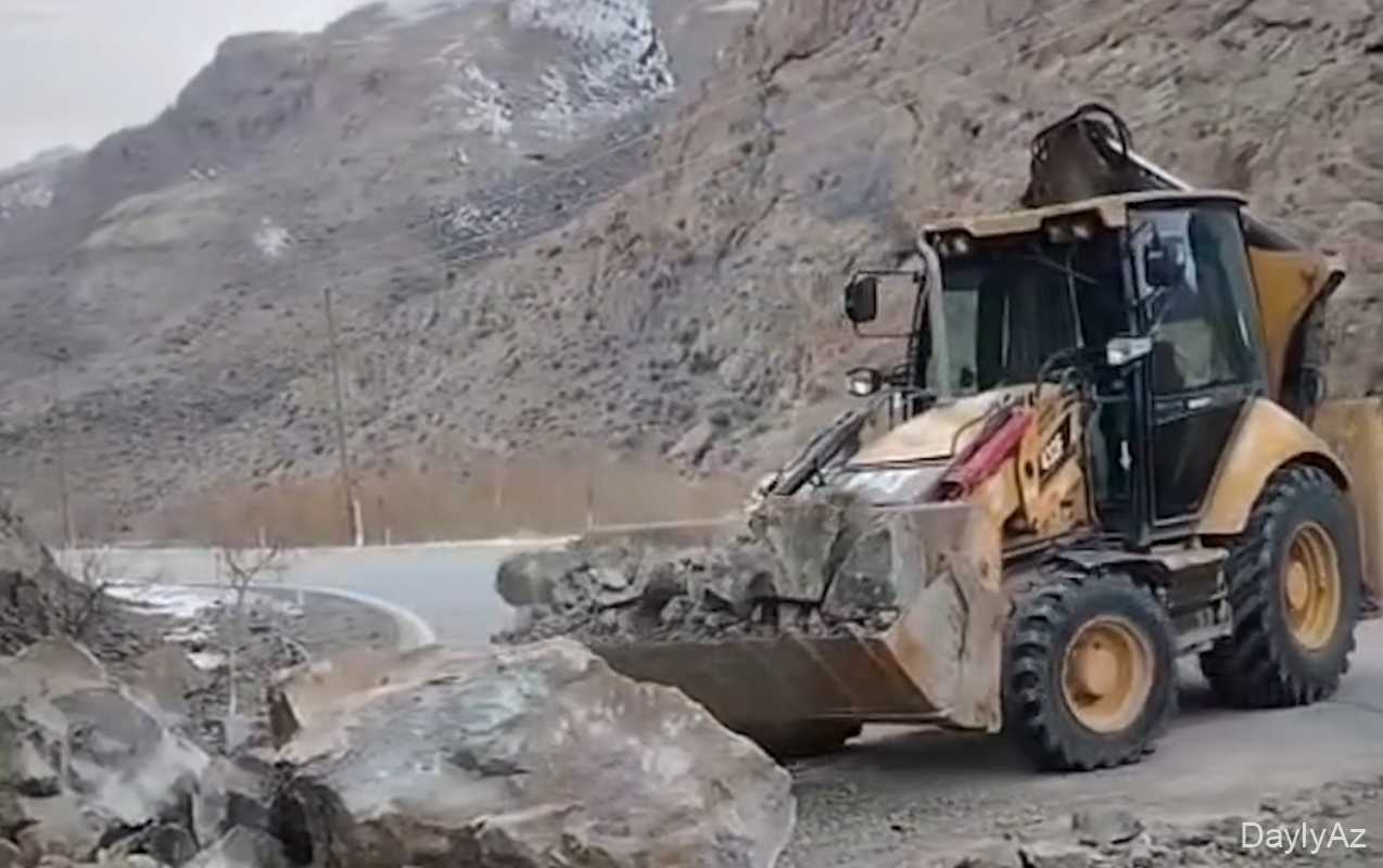 Biçənək yolunda qaya uçqunu 
							 – Video