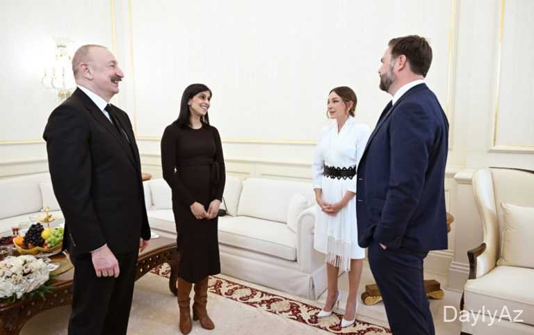 “Burada yeməklər çox ləziz olmalıdır, bir az sonra dadacağıq”