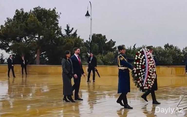 Venslə xanımı Şəhidlər xiyabanında 
							 – Video