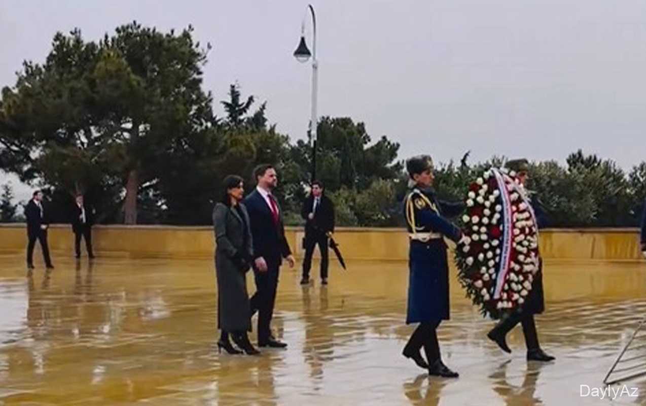 Venslə xanımı Şəhidlər xiyabanında 
							 – Video