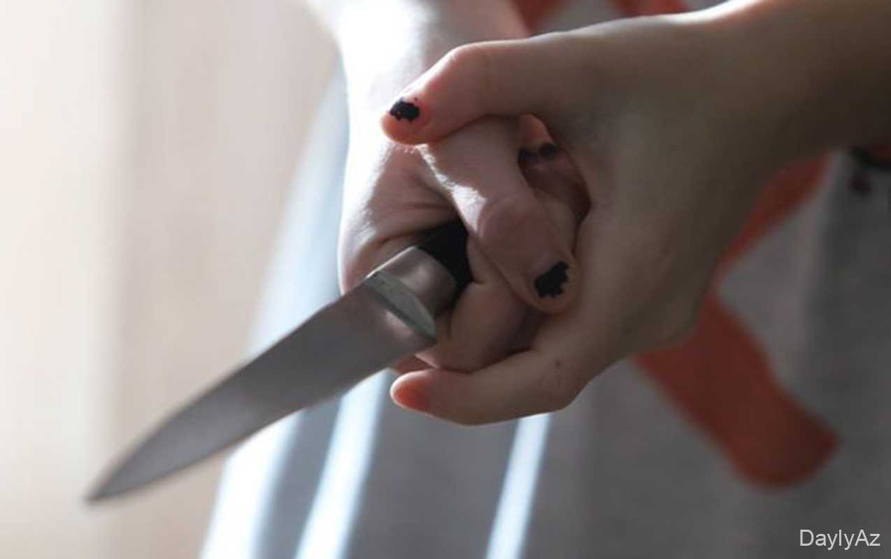 Əzinən atasını bıçaqlayan 15 yaşlı qız – Ev dustağına çevrilən oldu