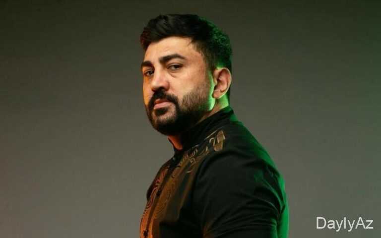 Bir kişi bala qadını əlavə edir