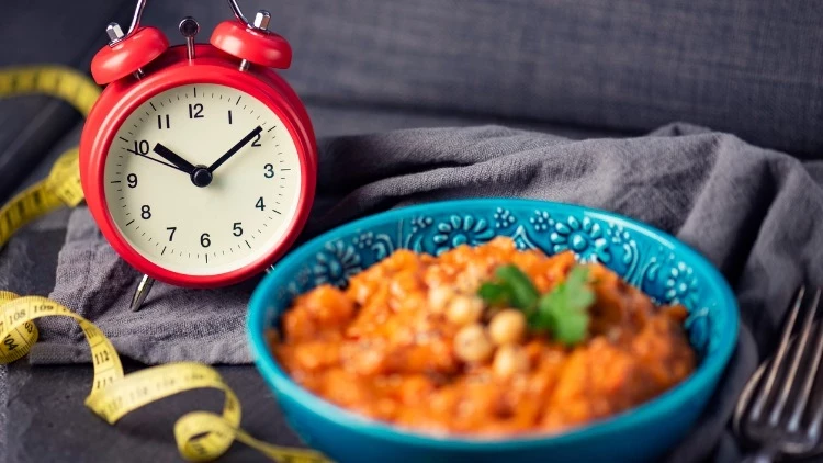 Aralıqlı Oruc Nədir? Faydaları, Qaydaları və Arıqlamağa Təsiri