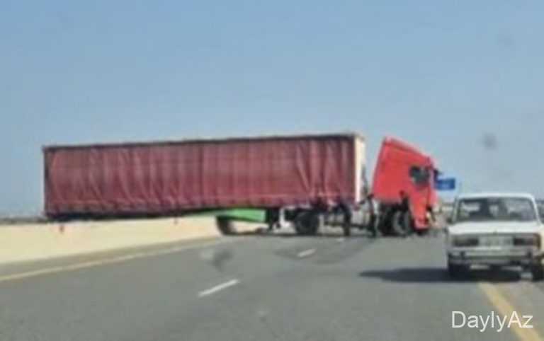 Biləsuvar rayonu ərazisində TIR qəzaya düşdü