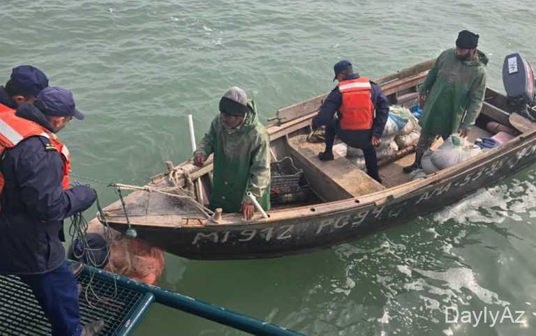 Hərbi gəmidən xilas edilmiş balıqçılar Foto