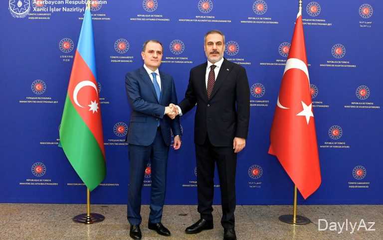 Ceyhun Bayramov türk həmkarı ilə söhbət etdi