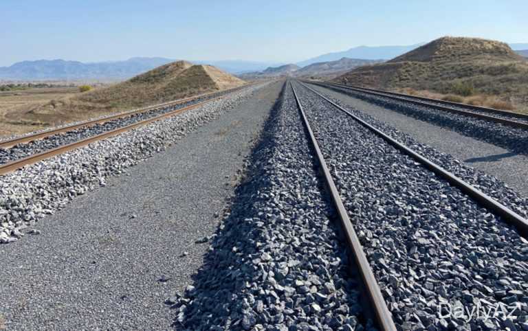 Ermənistana gedən dəmir yolunun tikintisi davam edərək tamamlanacaq
