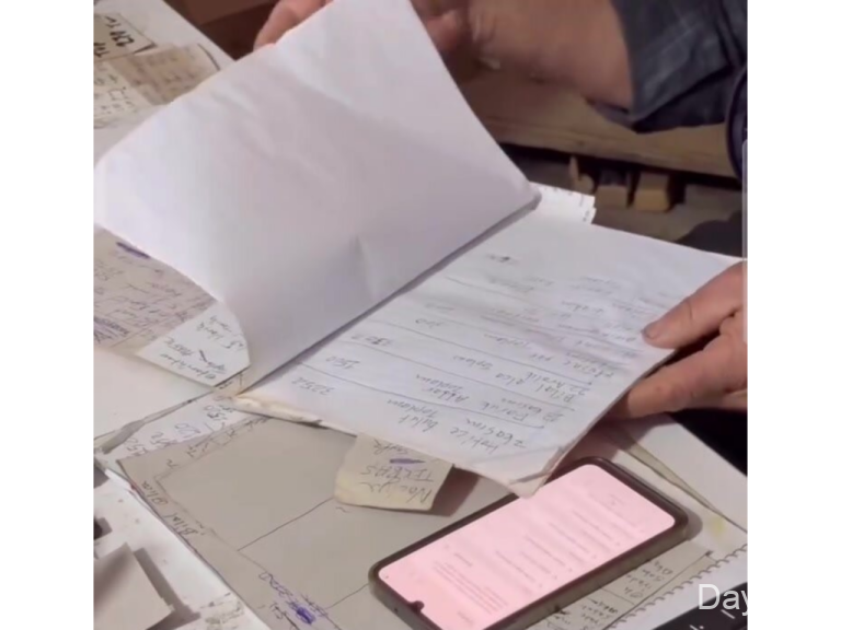 Nümunəvi mahnı müğənnisi sakinlərin “nisəyə dəftəri”ndəki borclarını ödəyib – VİDEO