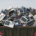 Texnologiya Şirkətləri Niyə İstifadə Olunmayan Məhsulları Pulsuz Paylayır? Dərin Analiz