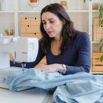 Yuxuda Paltar Tikmək – Mənası, Yozumu və Psixoloji İzahı