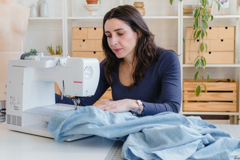 Yuxuda Paltar Tikmək – Mənası, Yozumu və Psixoloji İzahı