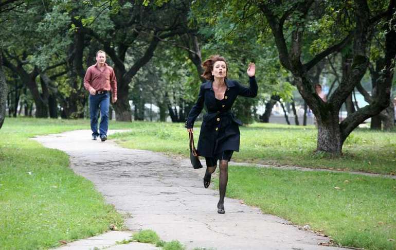 Yuxuda Arxanca Adam Düşməsi – Mənası, Yozumu və Psixoloji Təhlil